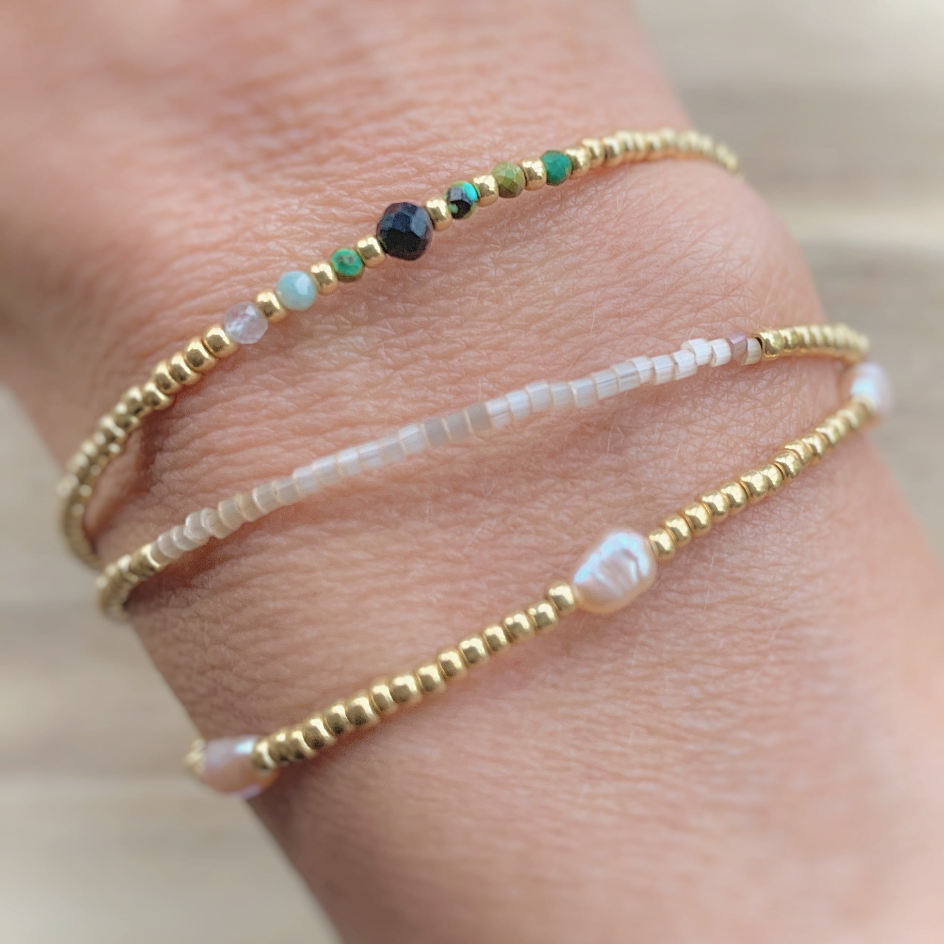 TRE I ET ARMBÅND PÅ